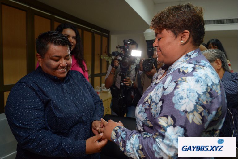 厄瓜多尔：同性婚姻合法后，第一次有同性情侣登记结婚 