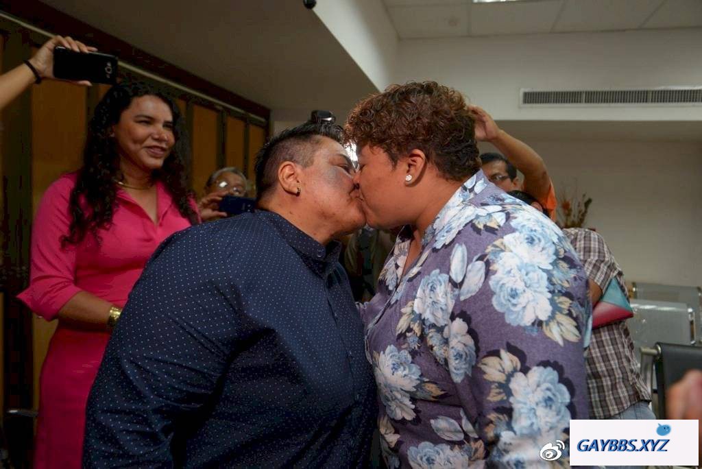厄瓜多尔：同性婚姻合法后，第一次有同性情侣登记结婚 