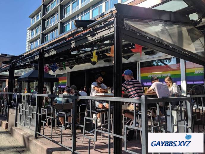 加拿大总理特鲁多光临同性恋酒吧 