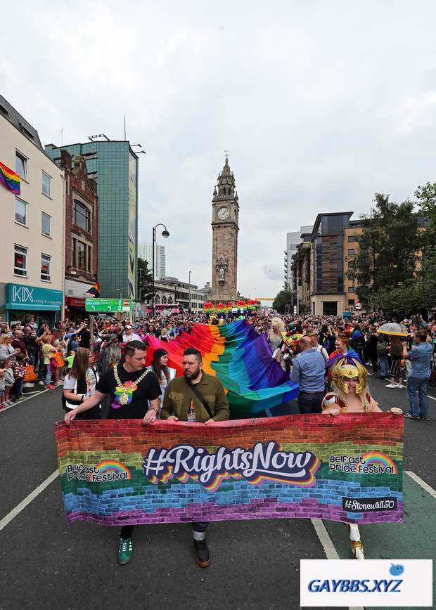 爱尔兰的总理参加北爱尔兰的LGBT骄傲游行 