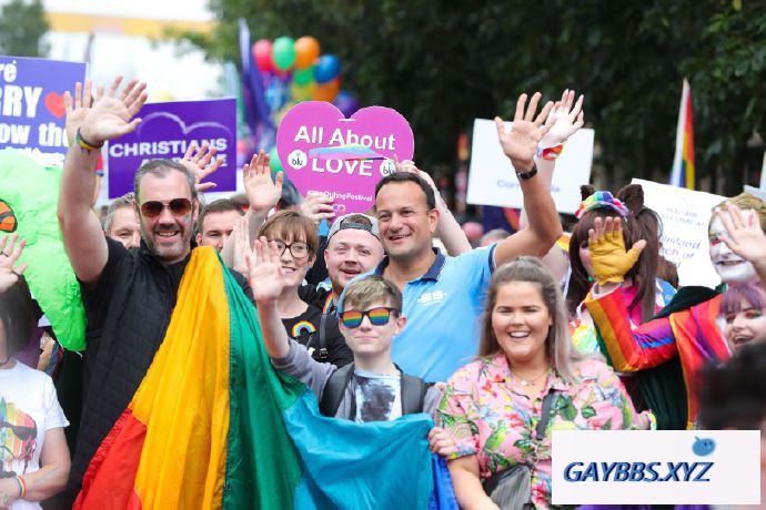 爱尔兰的总理参加北爱尔兰的LGBT骄傲游行 