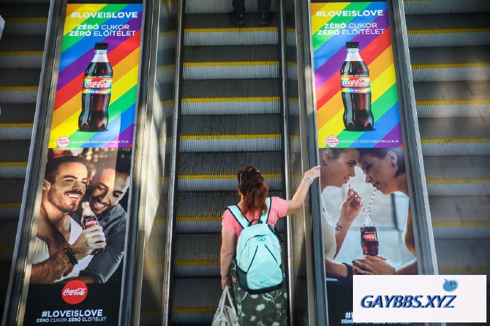 可口可乐“零偏见”海报遭遇偏见 