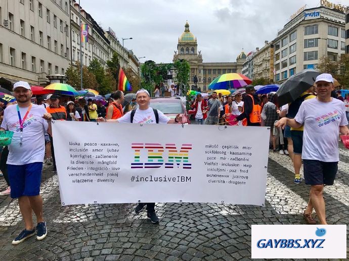 捷克首都数万人在雨中庆祝骄傲节 