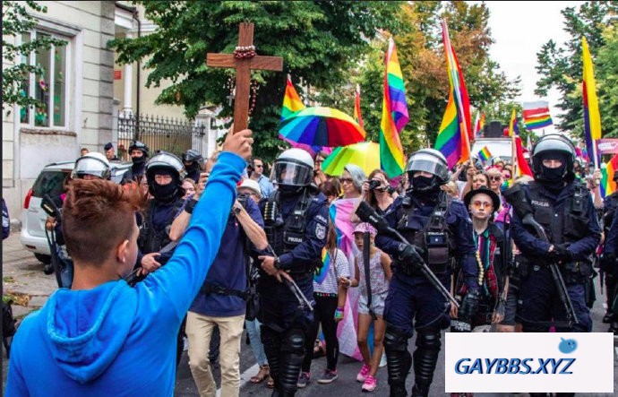 波兰：反同少年举十字架阻挡骄傲游行，恐同人士叫好 