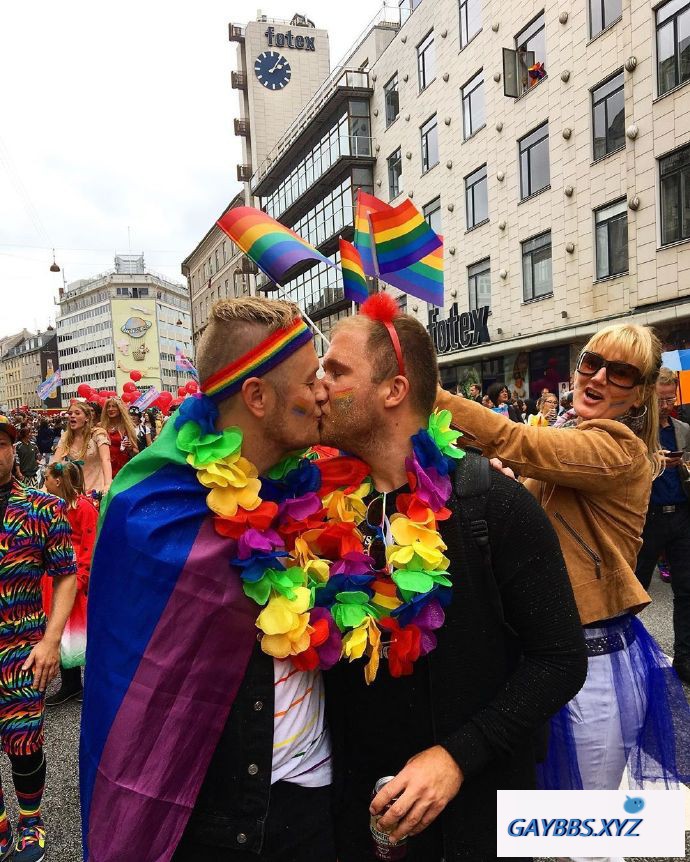 丹麦首相现身骄傲巡游：这是一场爱与喜悦的派对 