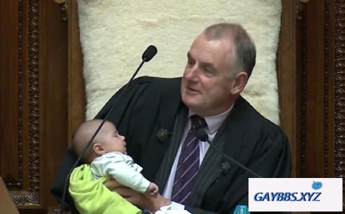 新西兰议会出现暖心一幕：议长帮同志议员的宝宝喂奶 