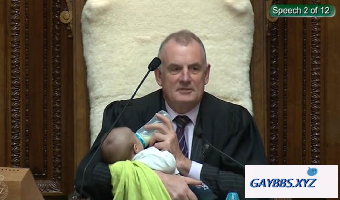 新西兰议会出现暖心一幕：议长帮同志议员的宝宝喂奶 
