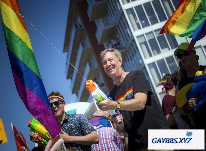 加拿大首都市长首次以gay身份参加骄傲巡游 