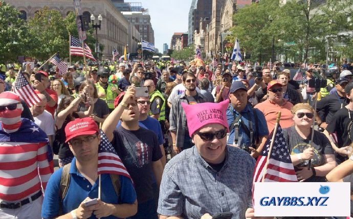 美国波士顿：异性恋骄傲游-行在争议声中登场 