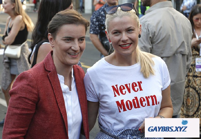 塞尔维亚：女总理和同性伴侣参加LGBT骄傲游行 