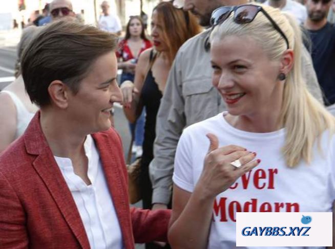 塞尔维亚：女总理和同性伴侣参加LGBT骄傲游行 