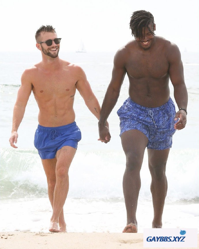 橄榄球星和男友牵手漫步沙滩 