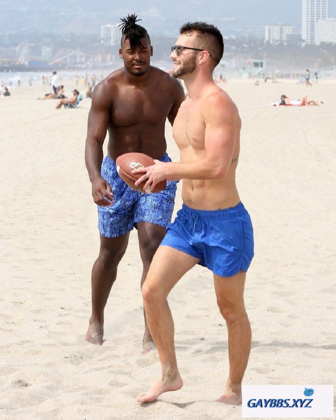 橄榄球星和男友牵手漫步沙滩 