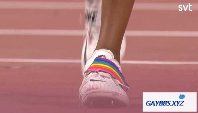 女选手运动鞋上配彩虹旗，在卡塔尔参加世界田径锦标赛 彩虹旗