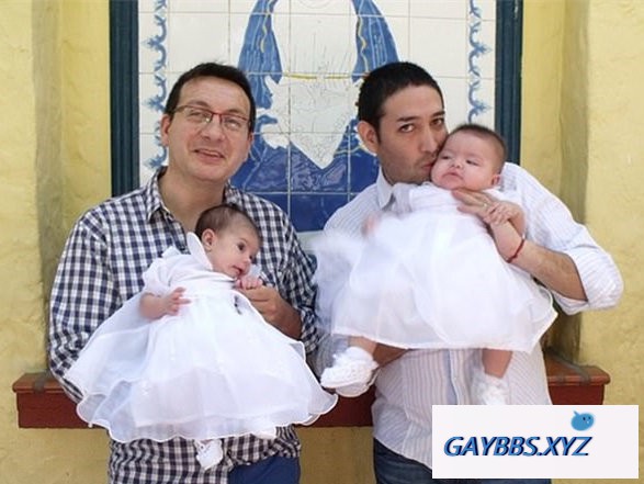 阿根廷一对同性伴侣领养HIV阳性的女婴 