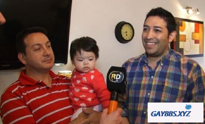阿根廷一对同性伴侣领养HIV阳性的女婴 