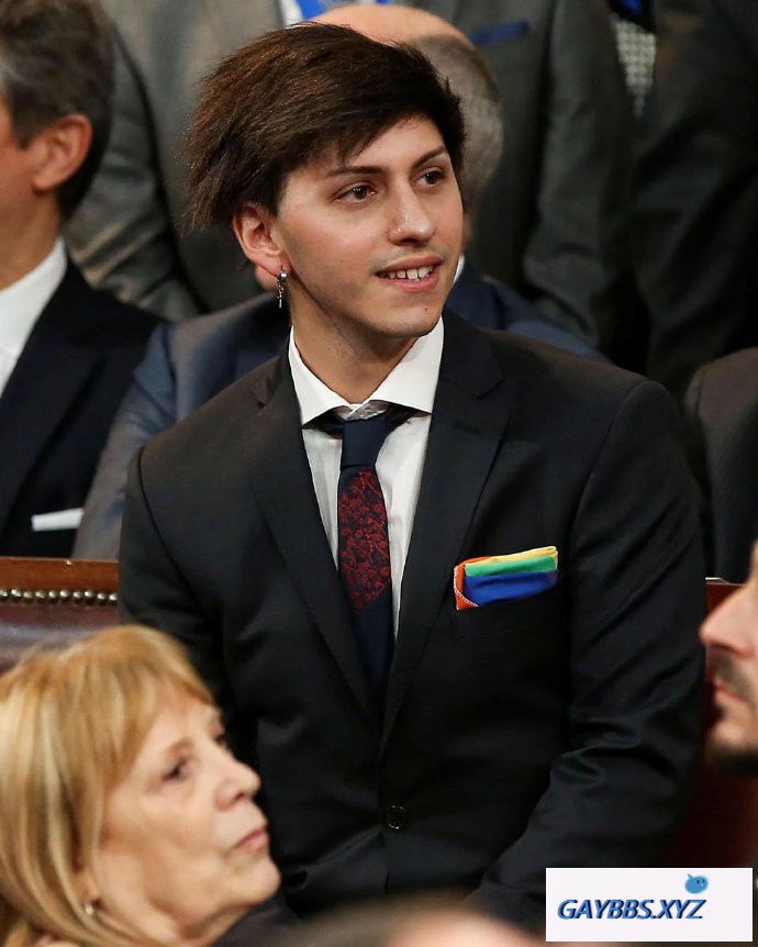 阿根廷新总统就职，儿子带着彩虹旗出席仪式 阿根廷,彩虹旗,总统