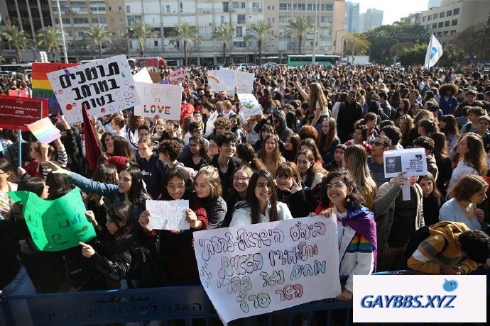 以色列数千学生怒怼教育部长恐同言论 恐同