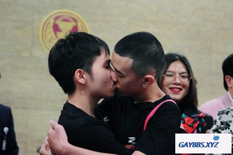 泰国男同志伴侣为婚姻平权在议会当众接吻：这是身而为... LGBT,同性伴侣,婚姻平权