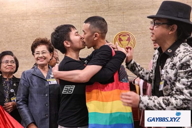泰国男同志伴侣为婚姻平权在议会当众接吻：这是身而为... LGBT,同性伴侣,婚姻平权