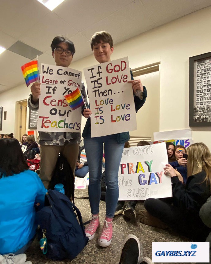 美高中强迫同性恋老师辞职，激怒了师生和家长 