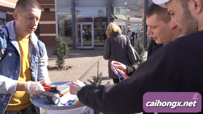 波兰：同性伴侣街头免费送彩虹口罩 同性伴侣,波兰,恐同