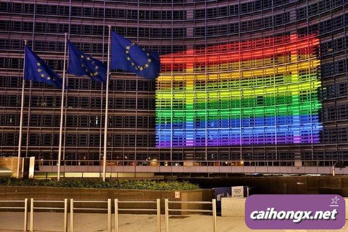 国际不再恐同日：欧盟大楼亮彩虹灯光 