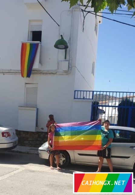 西班牙一个小镇红了，居民们挂出五百多面彩虹旗 彩虹旗