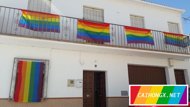 西班牙一个小镇红了，居民们挂出五百多面彩虹旗 彩虹旗
