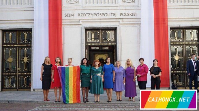 波兰议员在总统就职仪式上亮出彩虹 