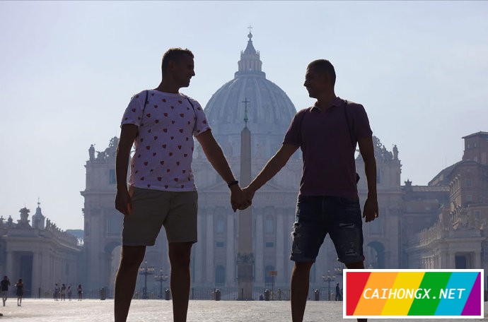 波兰同性伴侣在梵蒂冈高举彩虹旗 同性伴侣,彩虹旗