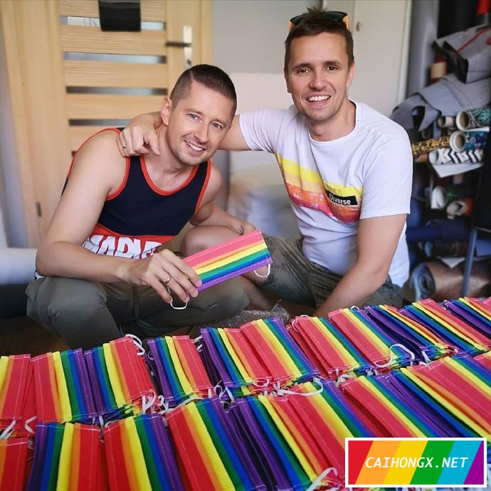 波兰同性伴侣在梵蒂冈高举彩虹旗 同性伴侣,彩虹旗