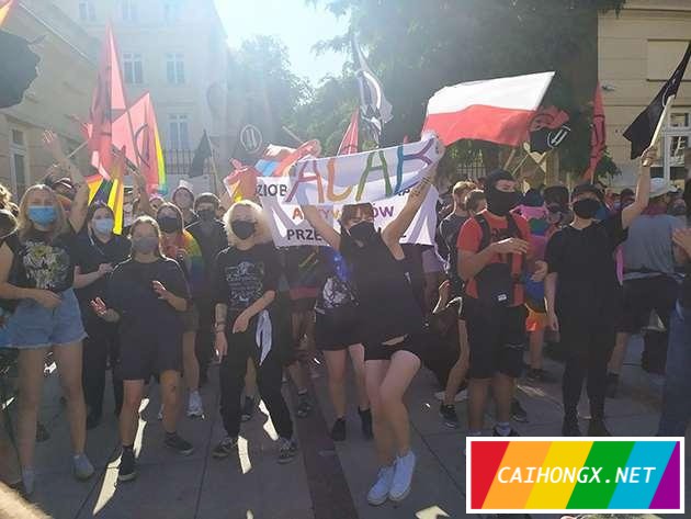 波兰同志抗争活动持续白热化 当地民族主义支持者试图焚... 彩虹旗