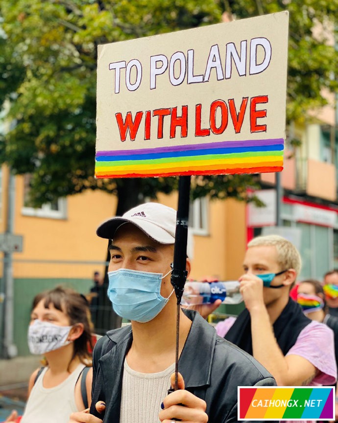 波兰与德国边境飘起彩虹旗 恐同