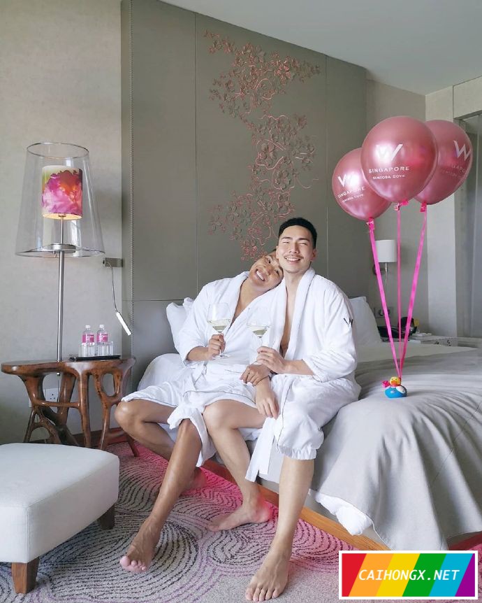 新加坡酒店转发同性情侣照片引发争论 同性情侣