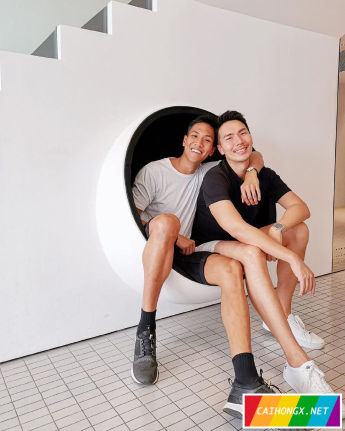 新加坡酒店转发同性情侣照片引发争论 同性情侣