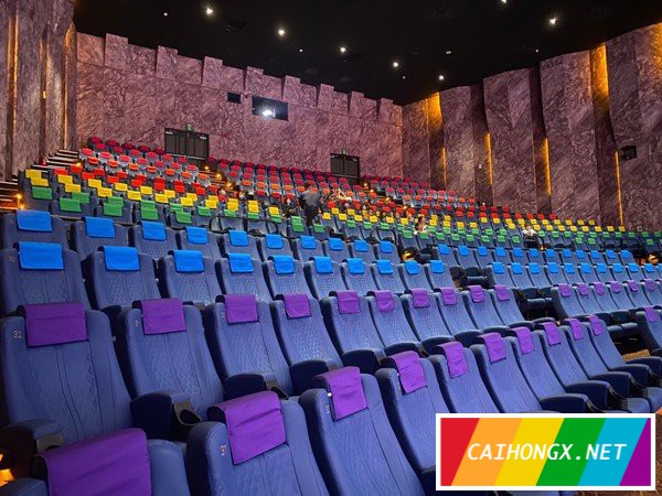 迎接同志游行，台湾一影院观众席座椅装饰出彩虹六色 同志游行