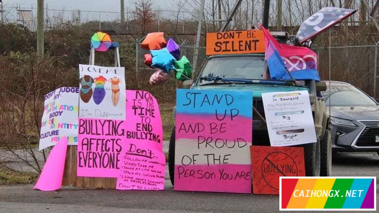 上千辆汽车悬挂彩虹旗应援被霸凌的跨性别青年 反同,恐同,跨性别,彩虹旗