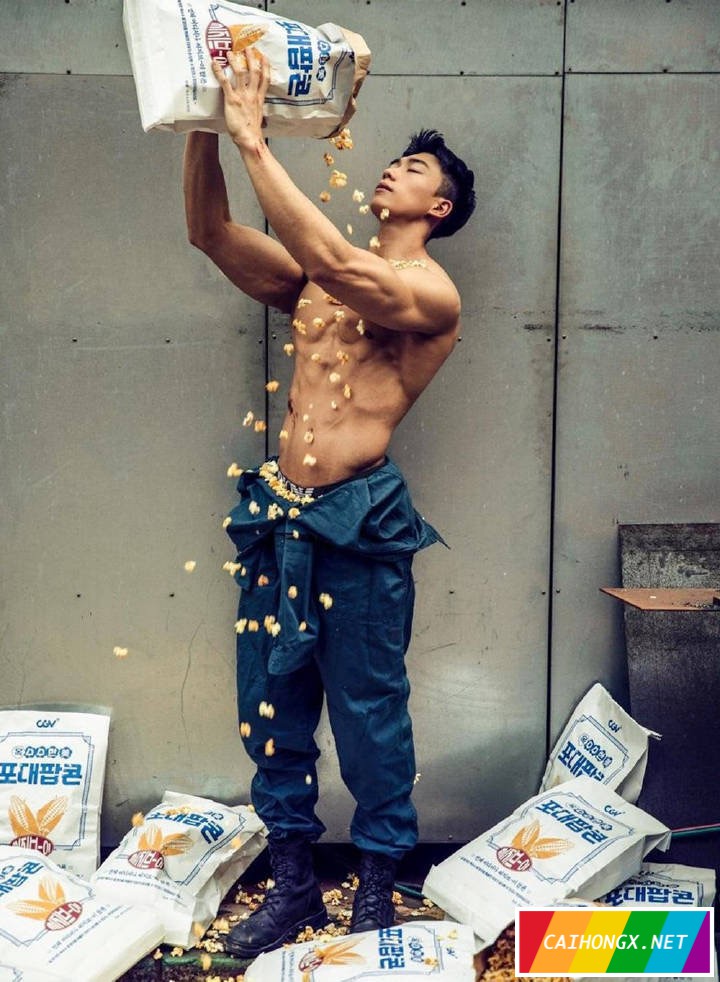 韩国影院为推广爆米花拍摄猛男半裸广告 猛男