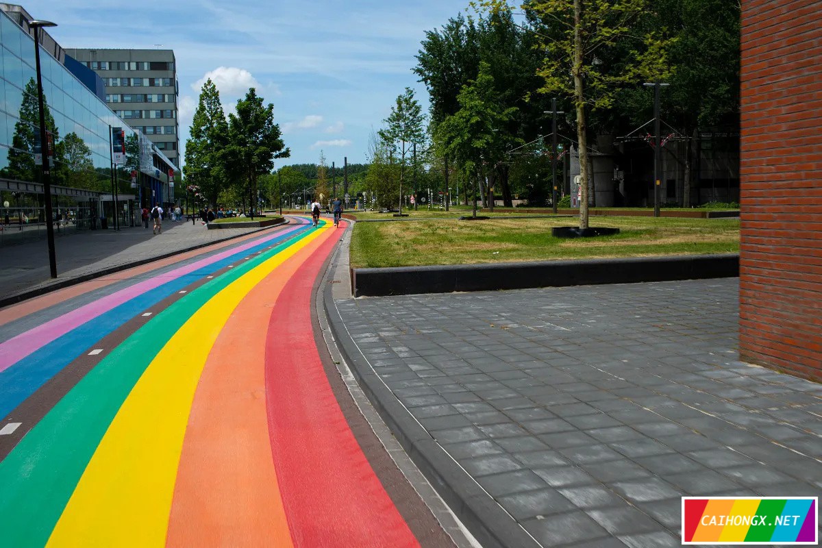 荷兰建立世界上最长的彩虹自行车道 