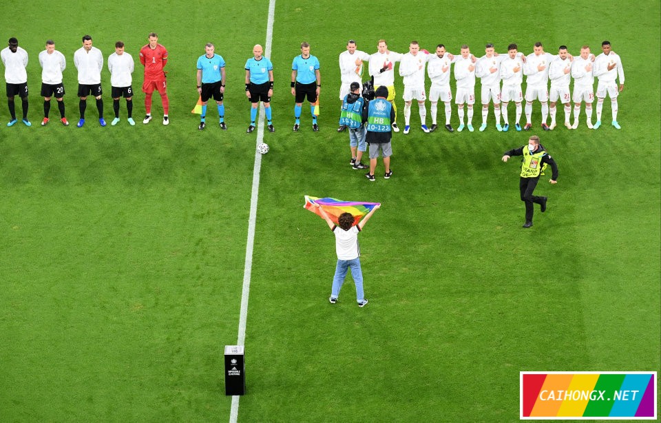 欧洲杯足球赛，彩虹旗突然出现在匈牙利队面前 