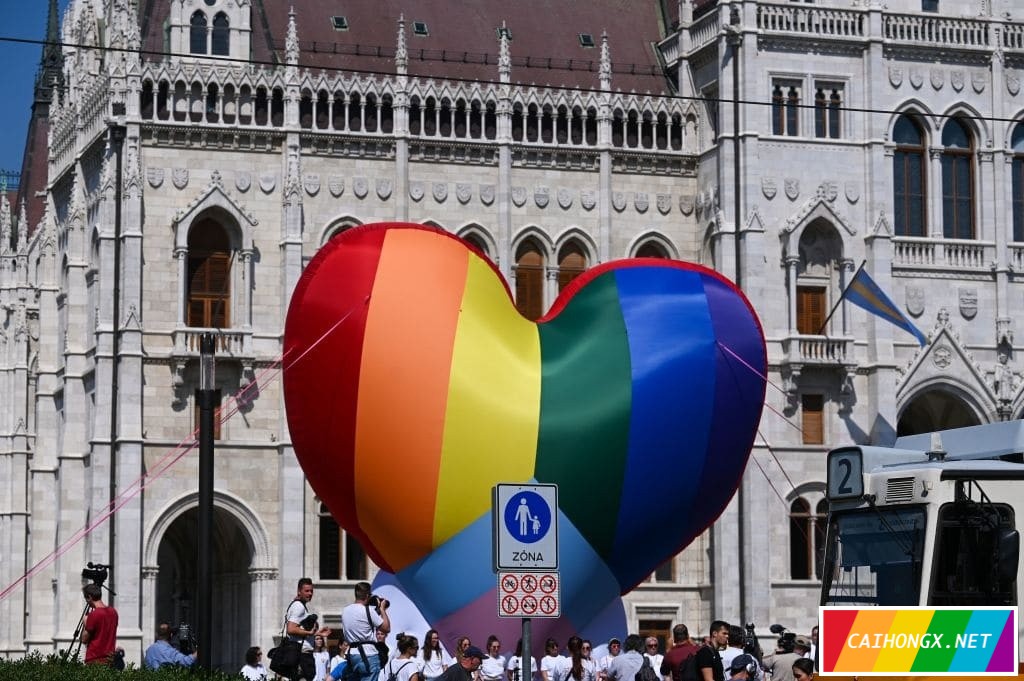 匈牙利议会外设立巨型彩虹心形气球 匈牙利