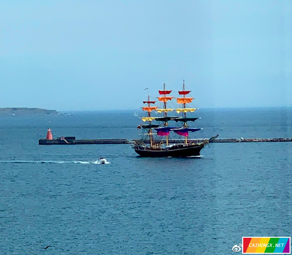丹麦：知名老船为世界骄傲节扬起彩虹帆 骄傲节