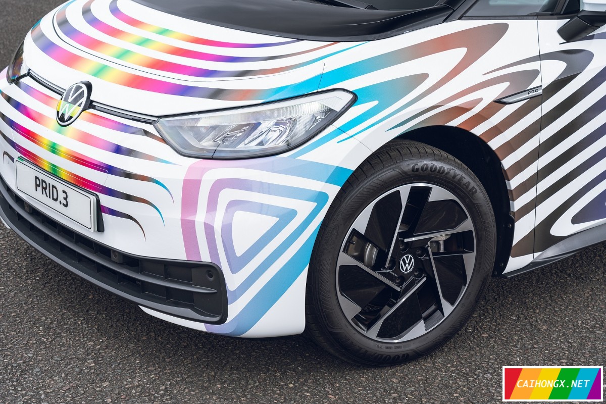 大众汽车推出彩虹迷彩图案版汽车 