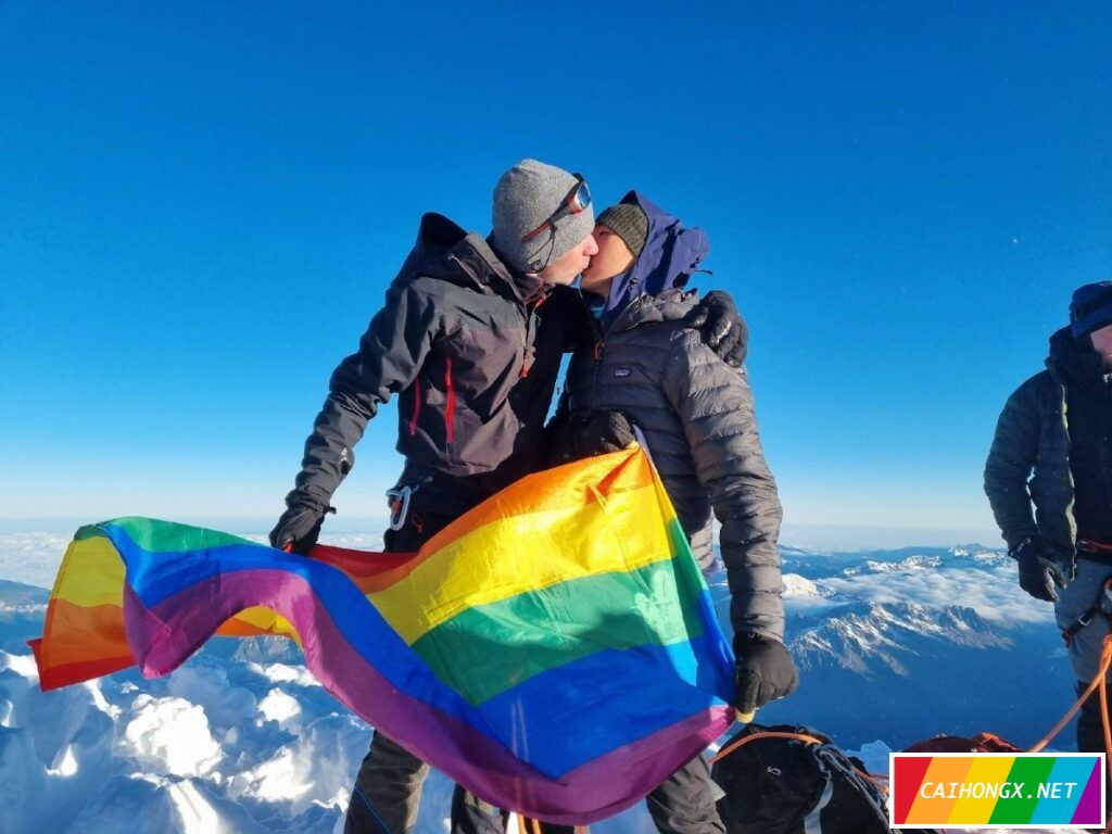 同志登山队在西欧高峰上演浪漫之吻 