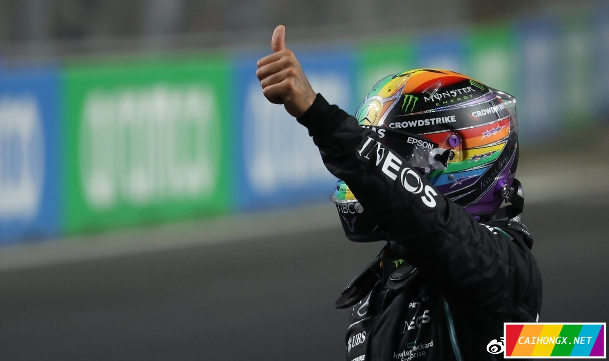 世界顶尖赛车手汉密尔顿在沙特比赛戴彩虹头盔 彩虹头盔