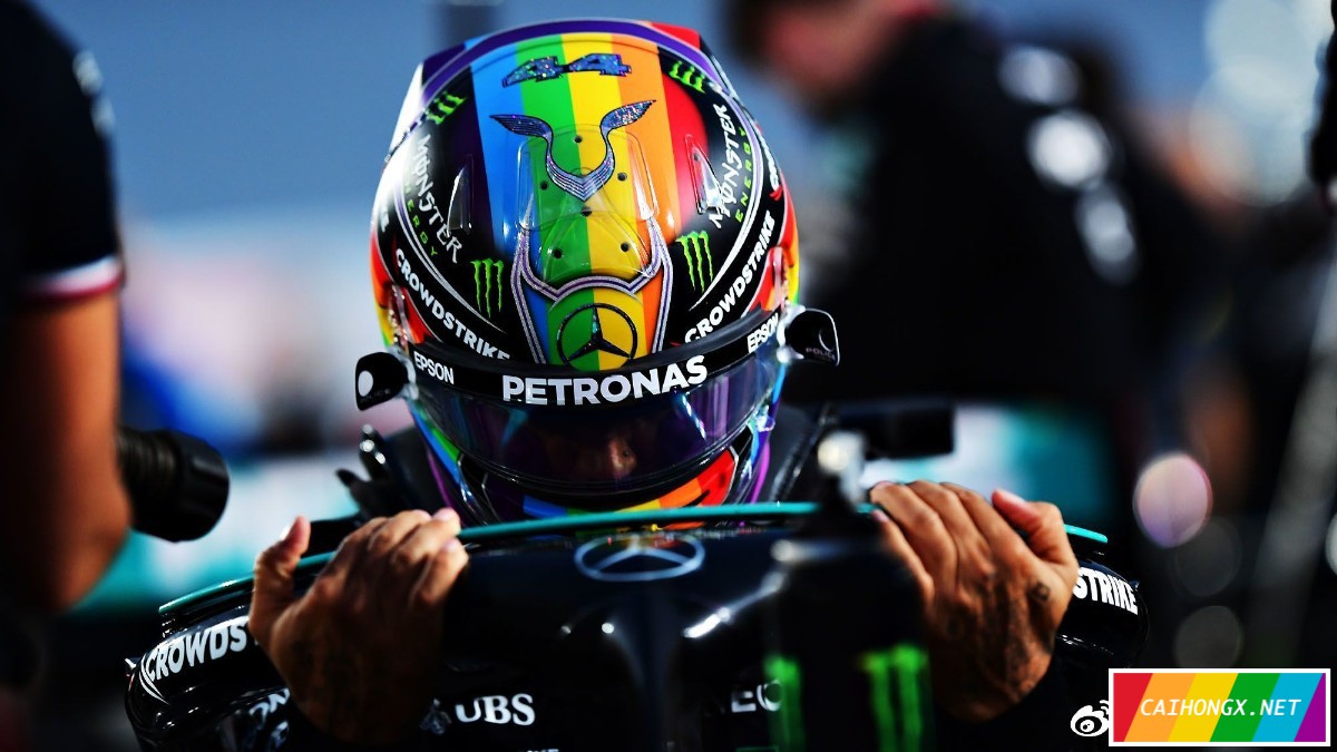世界顶尖赛车手汉密尔顿在沙特比赛戴彩虹头盔 彩虹头盔