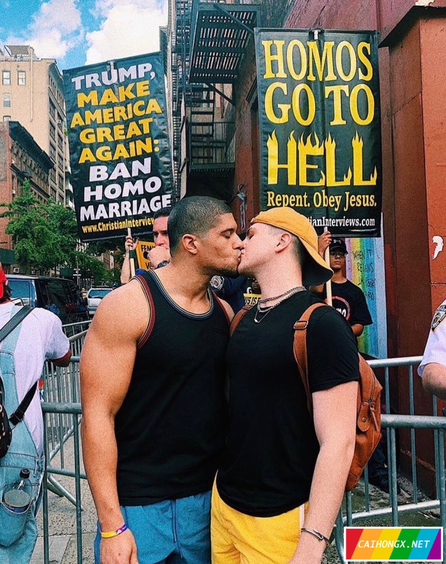 反同抗议牌前的同性之吻 反同