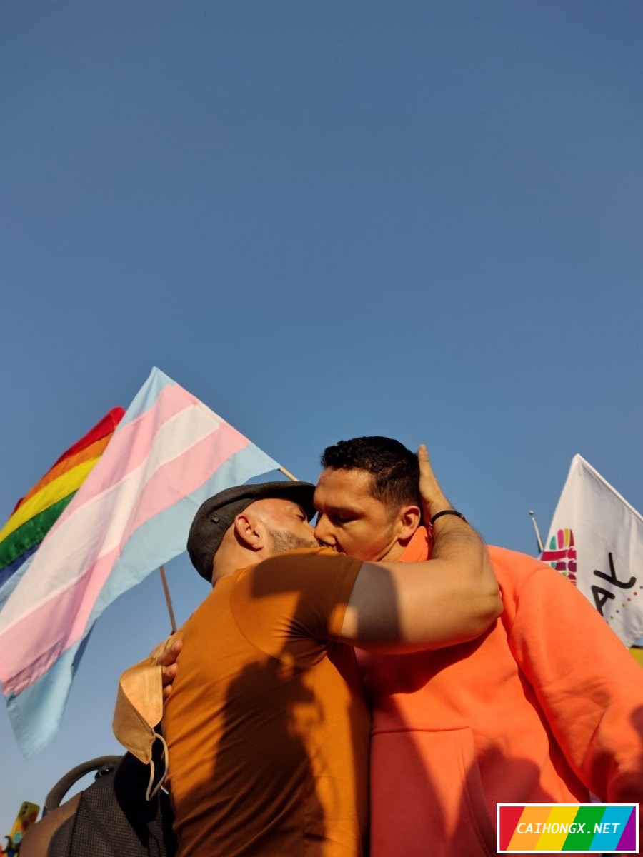 燃！墨西哥举办同性情侣接吻大赛迎新年 同性情侣