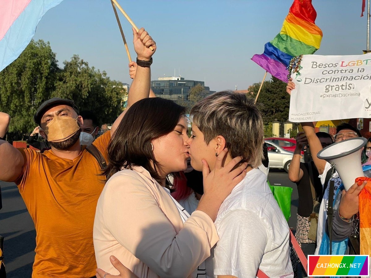 燃！墨西哥举办同性情侣接吻大赛迎新年 同性情侣